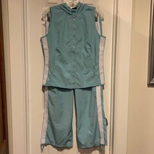 ❣️❣️Really nice light weight running suit. Pants and hooded zippered vest size M